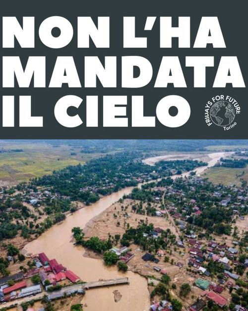Volantino dell'assemblea: Non l'ha mandata il cielo
La fotografia mostra la vista dall'alto di un fiume in piena, con un ponte interrotto e parte del territorio circostante coperto di fango.