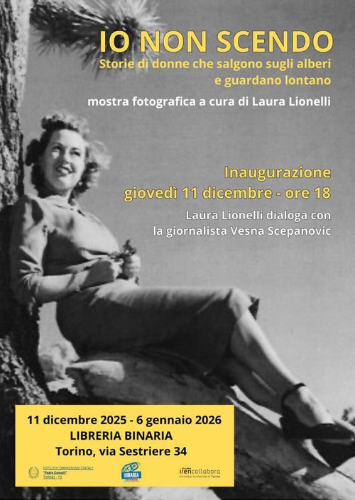 Volantino dell'inaugurazione della mostra: Io non scendo.

Sullo sfondo una foto in bianco e nero di una donna sorridente seduta su un ramo ed appoggiata al tronco di un albero risalente all'inizio del secolo scorso.